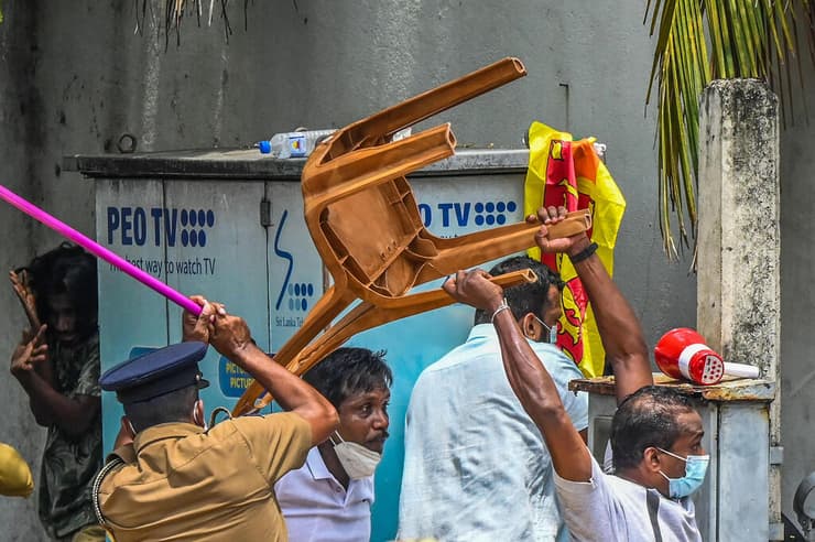 סרי לנקה מהומות עימותים ליד מעון ראש הממשלה מהינדה רג'פקסה