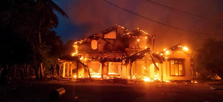 סרי לנקה ביתו של שר בממשלתו של ראש הממשלה המתפטר רג'פקסה עולה באש הוצת על ידי מפגינים