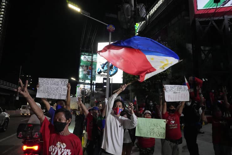 הפיליפינים פיליפינים תומכיו של פרדיננד מרקוס ג'וניור מגיעים למטה הבחירות שלו נבחר ל נשיא