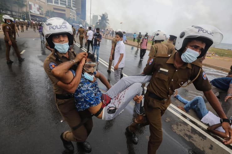 סרי לנקה מהומות עימותים שוטרים מפנים מפגין נגד הממשלה ש נפצע