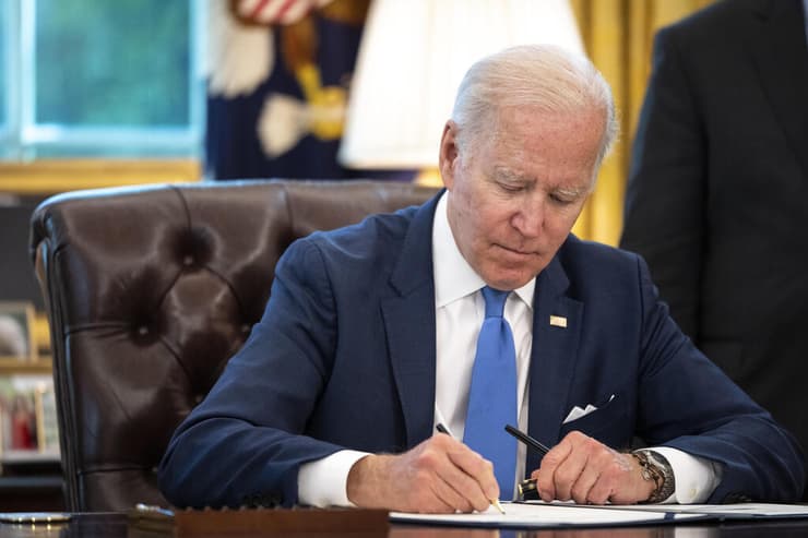 נשיא ארה"ב ג'ו ביידן חותם על חוק החכר השאל במסגרת הסיוע הצבאי ל אוקראינה שמזכיר את הסיוע ל בריטניה במלחמת העולם השנייה