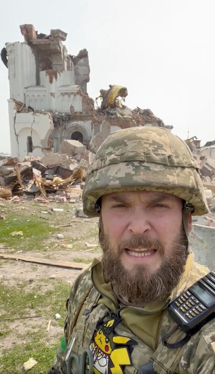 חייל של צבא אוקראינה ליד כנסייה שנחרבה בעיירה סביאטוהירסק ב מחוז דונייצק שבחבל דונבאס מלחמה עם רוסיה