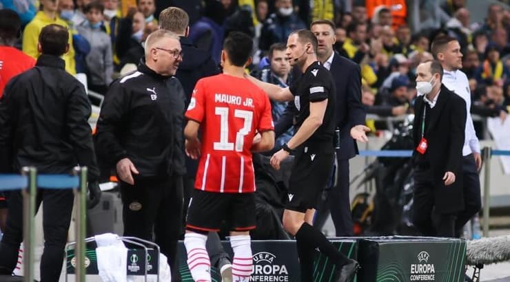 השחקנים יורדים בשל זריקת החפצים (איציק בלניצקי) השחקנים יורדים בשל זריקת החפצים