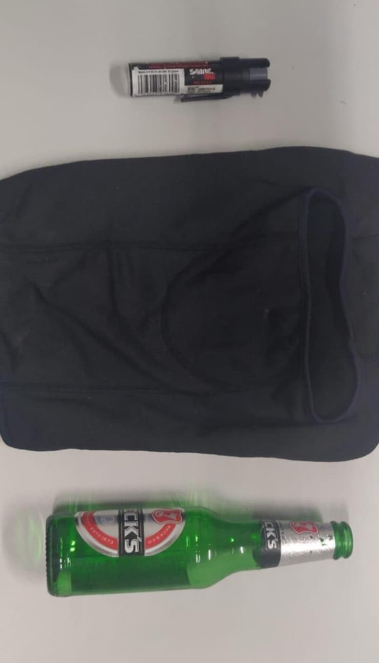 הבקבוק והמסכה שנתפסו (דוברות המשטרה) הבקבוק והמסכה שנתפסו