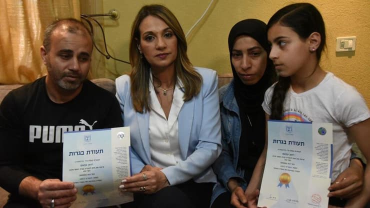 יפעת שאשא ביטון עם משפחתה של רזאן עבאס