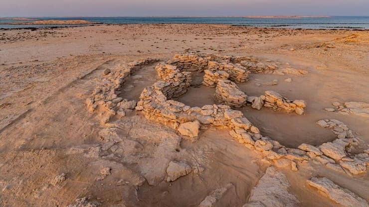 שרידי מבני האבן הניאוליתיים באי Ghagha, שתוארכו ל-8,500 שנה