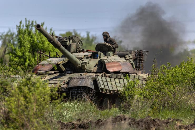 לוחם לוחמים של צבא אוקראינה במהלך אימון בעיר קריבי ריה כ-70 ק"מ צפונית לקו החזית מול רוסיה באזור חרסון הכבושה 9 במאי