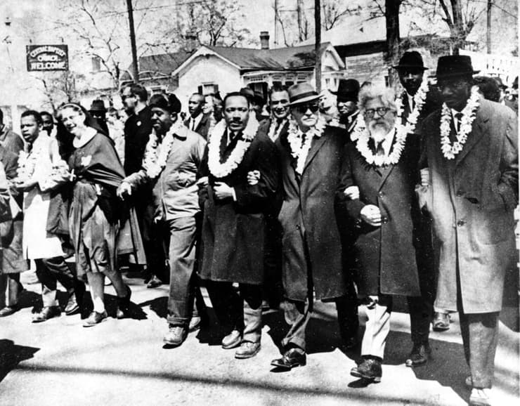 השל (שני מימין בשורה הראשונה) סמוך למרטין לותר קינג (במרכז) בצעדה מסלמה למונטגומרי ב-21 במרץ 1965