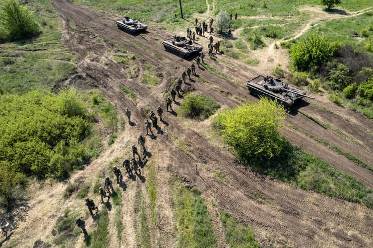 לוחם לוחמים של צבא אוקראינה במהלך אימון בעיר קריבי ריה כ-70 ק"מ צפונית לקו החזית מול רוסיה באזור חרסון הכבושה 9 במאי