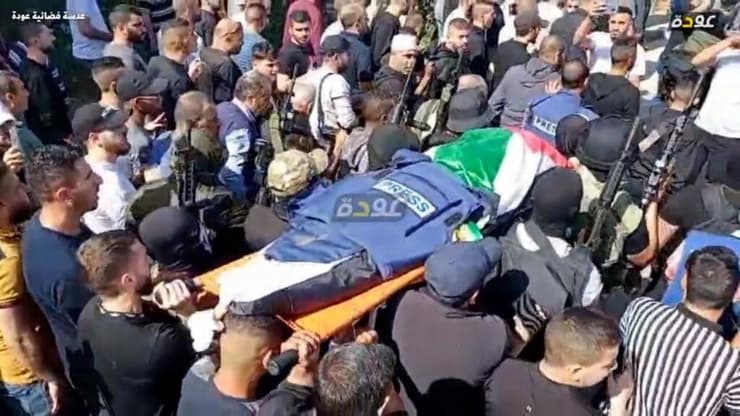גופתה של שירין אבו עאקלה נישאת בידי חמושים במחנה פליטים בג'נין