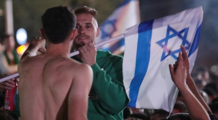 בוגדן פלאניץ' חוגג עם דגל ישראל