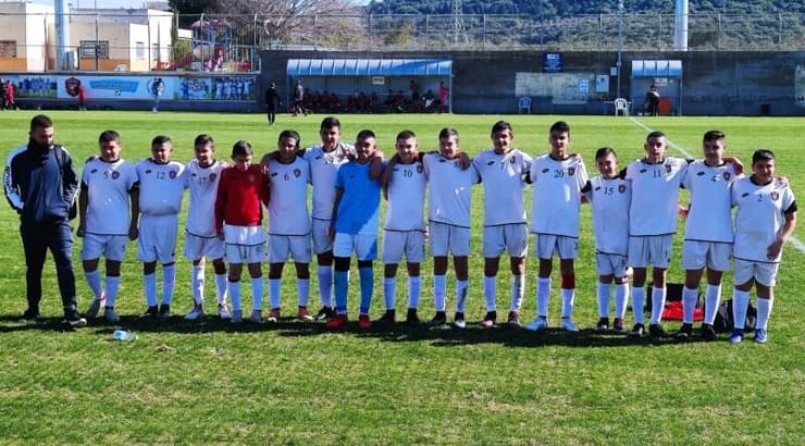 עבדאללה חמזה עם חבריו (באדיבות כאוכב) עבדאללה חמזה עם חבריו