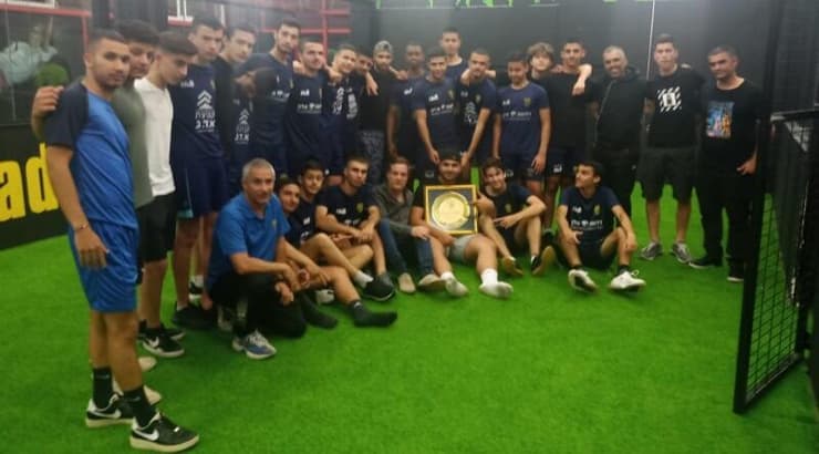 שחקני ירמיהו חולון עם צלחת האליפות