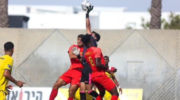 שחקני אשדוד ומכבי ת"א במאבק (שחר גרוס) שחקני אשדוד ומכבי ת"א במאבק