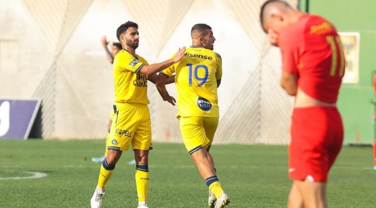 שחקני מכבי ת"א חוגגים (שחר גרוס) שחקני מכבי ת"א חוגגים