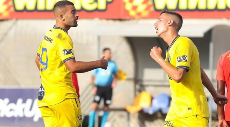 שחקני מכבי ת"א חוגגים (שחר גרוס) שחקני מכבי ת"א חוגגים