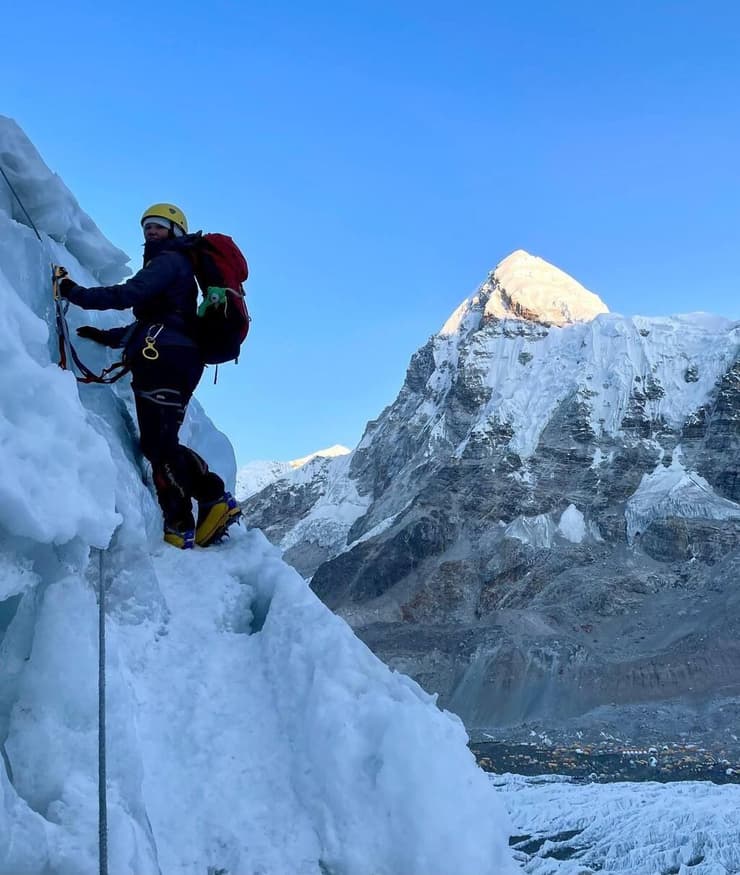 דניאל וולפסון מטפסת על הר להוטסה