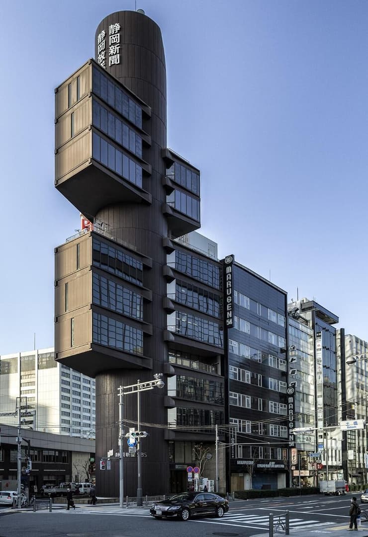מגדל התקשורת "שיזוקה" בטוקיו של האדריכל זוכה הפריצקר קנזו טנגה, שהשפיע על תנועת המטבוליזם