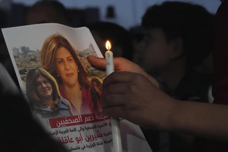 ילדים פלסטינים מדליקים נרות ל זכרה של כתבת אלג'זיריה  שירין אבו אל עאקלה 
