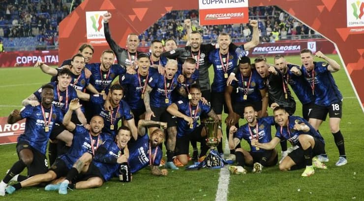 שחקני אינטר עם הגביע (רויטרס) שחקני אינטר עם הגביע