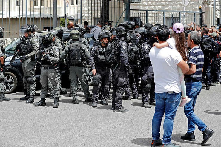 כוחות משטרה שעות לפני לווית העיתונאית 