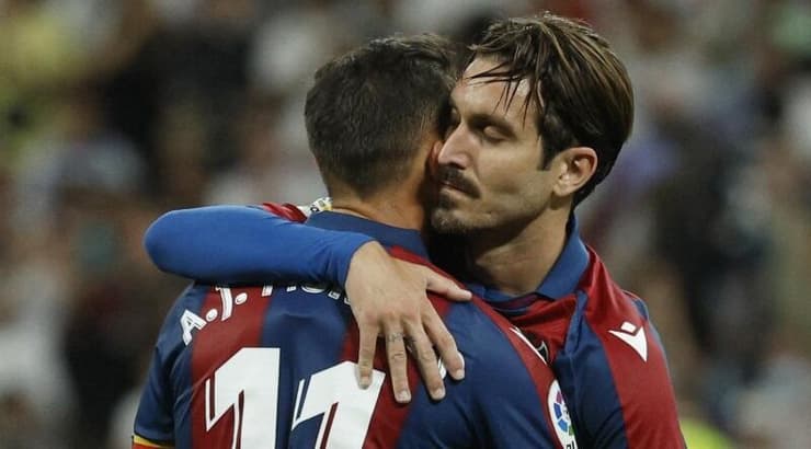 כואבים את הירידה. מוראלס מנוחם על ידי חברו לקבוצה (רויטרס) כואבים את הירידה. מוראלס מנוחם על ידי חברו לקבוצה