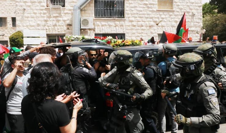כוחות משטרה בזמן הלוויתה של שירין אבו עאקלה