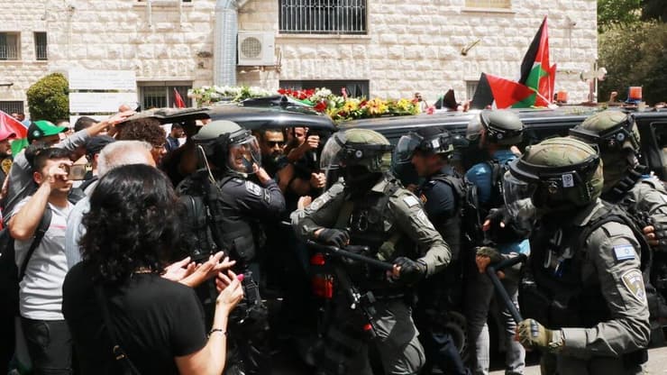 כוחות משטרה בזמן הלוויתה של שירין אבו עאקלה