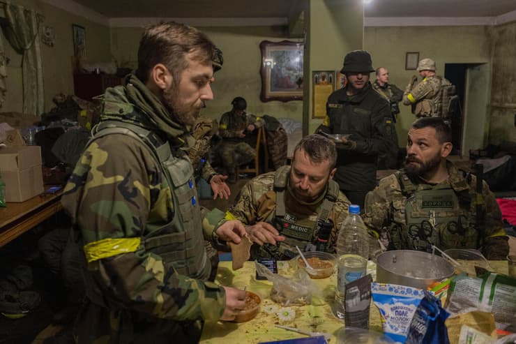 חיילים אוקראינים ב בית בכפר ב מחוז חרקוב אוקראינה