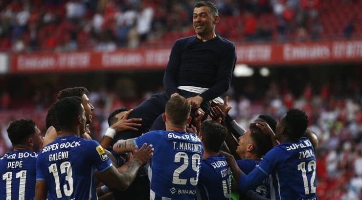 שחקני פורטו מניפים את סרז'יו קונסייסאו (רויטרס) שחקני פורטו מניפים את סרז'יו קונסייסאו