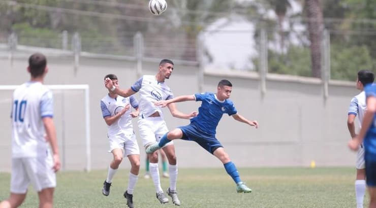 שחקני מכבי פתח תקווה ועירוני נשר במאבק