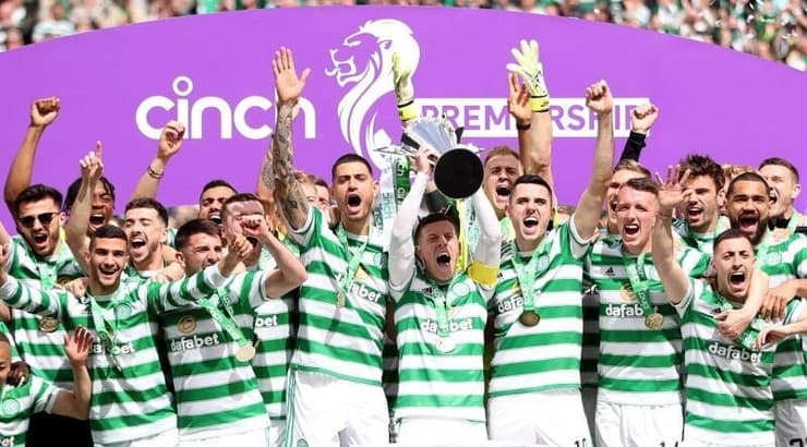 שחקני סלטיק מניפים את הגביע