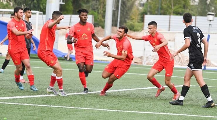 שחקני מ.ס אשדוד חוגגים עם שקד חכמון (ראובן שוורץ) שחקני מ.ס אשדוד חוגגים עם שקד חכמון