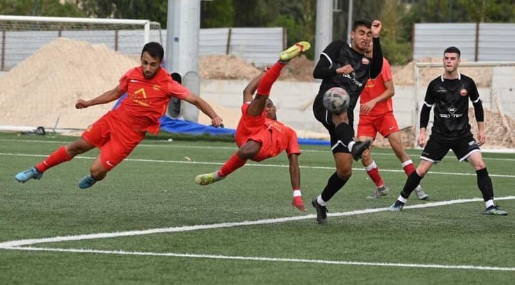 נועם מוצ'ה כובש בחצי מספרת (ראובן שוורץ) נועם מוצ'ה כובש בחצי מספרת