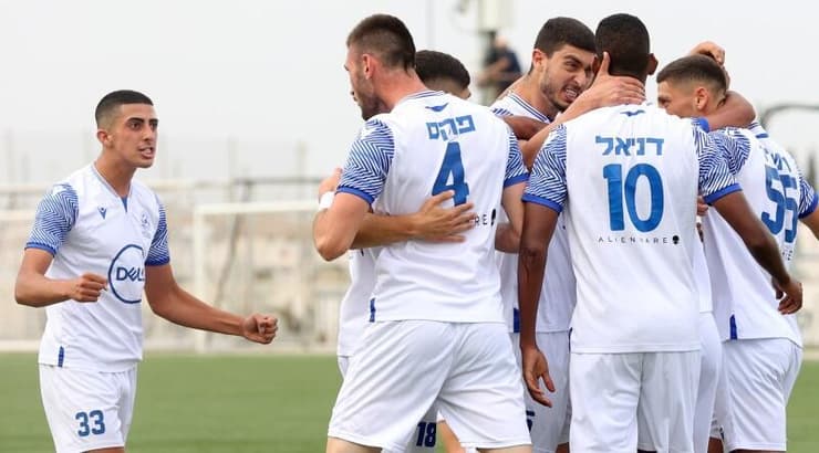 שחקני מכבי פ"ת חוגגים (לילך וויס-רוזנברג) שחקני מכבי פ"ת חוגגים