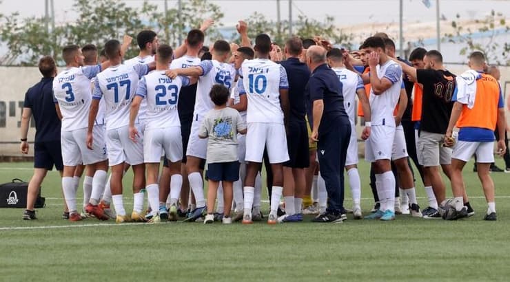 שחקני מכבי פ"ת חוגגים בסיום (לילך וויס-רוזנברג) שחקני מכבי פ"ת חוגגים בסיום