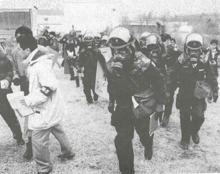 צוותי חירום מגיעים לזירת הפיגוע ברכבת התחתית של טוקיו, 1995
