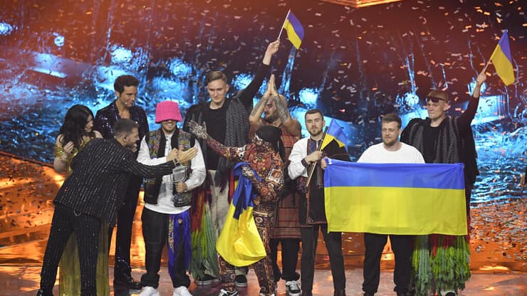 תזמורת קאלוש מאוקראינה עם המנחים באירוויזיון 2022