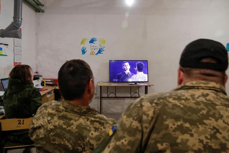 חיילים בצבא אוקראינה צופים ב אירוויזיון מחוז קייב