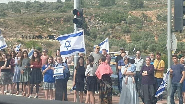 משפחתו של נעם רז בדרכה לבית העלמין בהר הרצל