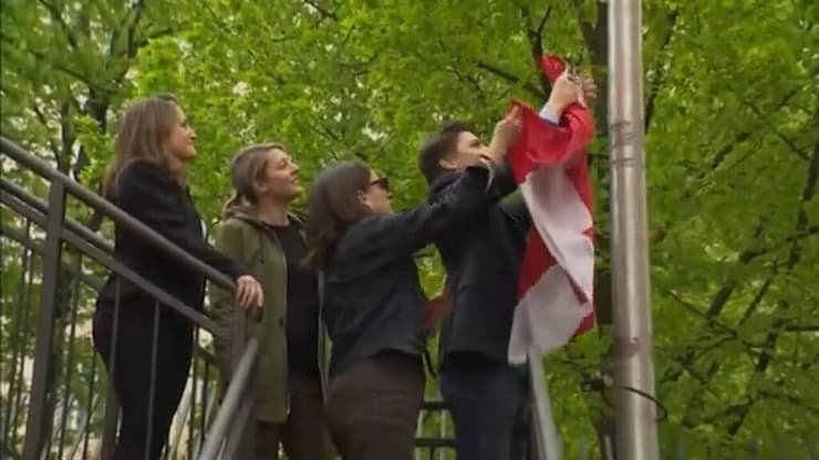 ראש ממשלת קנדה טרודו מניף מחדש את דגל המדינה על שגרירות קנדה בקייב