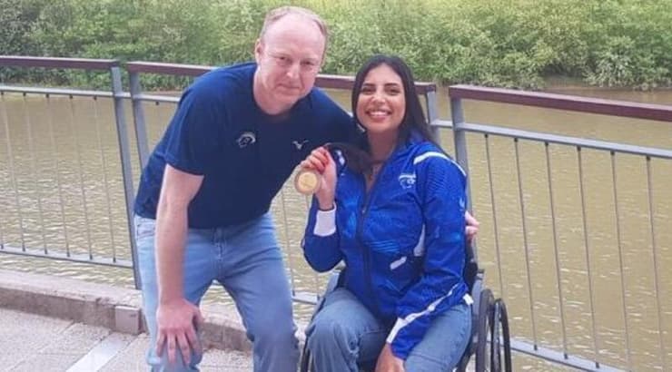 קרולין טביב ובנצי בלנק עם המדליה (שמוליק בן עשור) קרולין טביב ובנצי בלנק עם המדליה