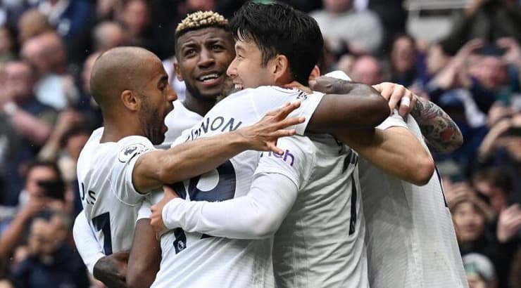 שחקני טוטנהאם חוגגים (רויטרס) שחקני טוטנהאם חוגגים