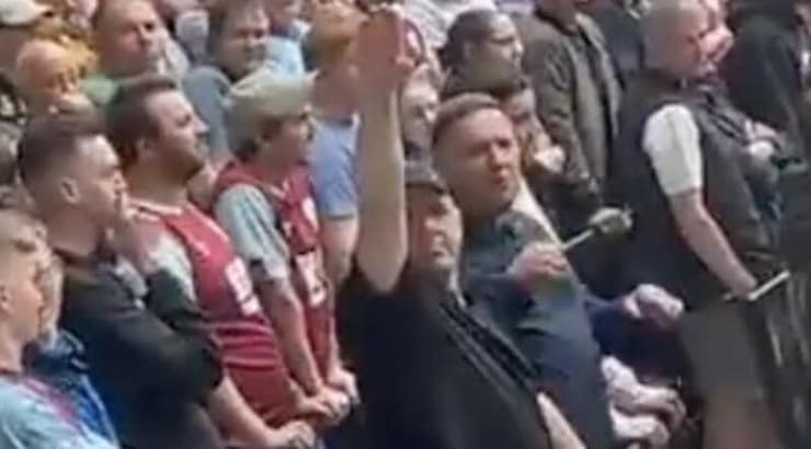 אוהד ברנלי מצדיע במועל יד