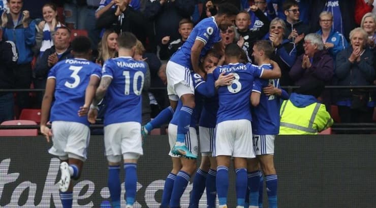 שחקני לסטר חוגגים (רויטרס) שחקני לסטר חוגגים