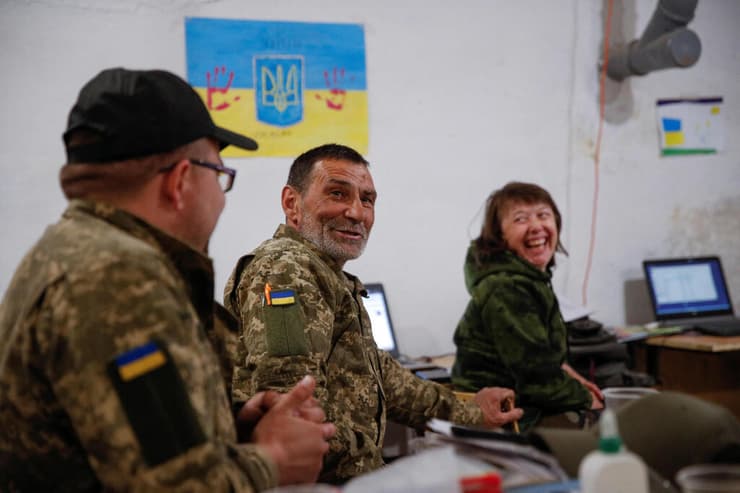 חיילים בצבא אוקראינה צופים ב אירוויזיון מחוז קייב