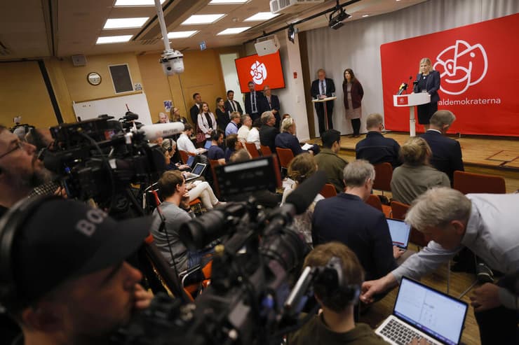 ראש ממשלת שבדיה מגדלנה אנדשון מכריזה על תמיכת מפלגת השלטון הסוציאל דמוקרטית בהצטרפות ל נאט"ו בצל פלישה של רוסיה ל אוקראינה במסיבת עיתונאים בשטוקהולם