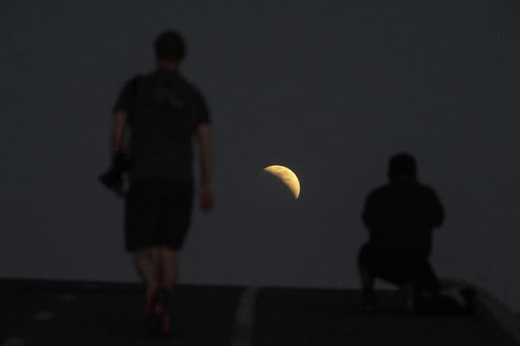 הירח במהלך הליקוי בלוס אנג'לס