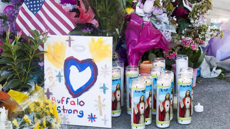 הפגנות ונרות זיכרון בזירת טבח ירי ב באפלו מדינת ניו יורק ארה"ב