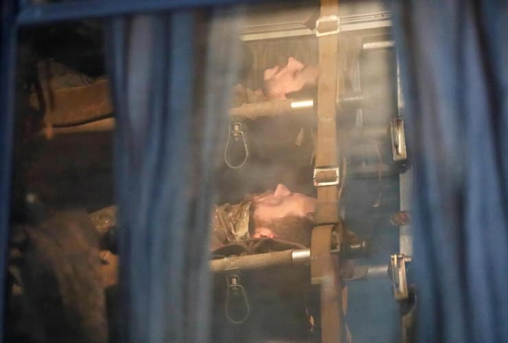 אוקראינה מריופול פינוי חיילים מ מפעל אזובסטל כולל פצועים